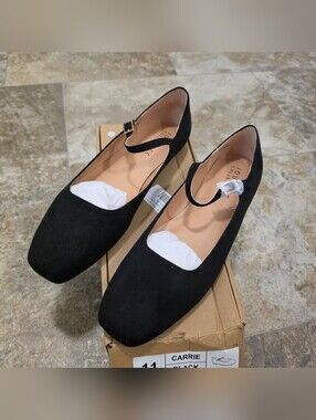 Journee Collection Carrie Black Suede Mary Jane Flats / Size 11